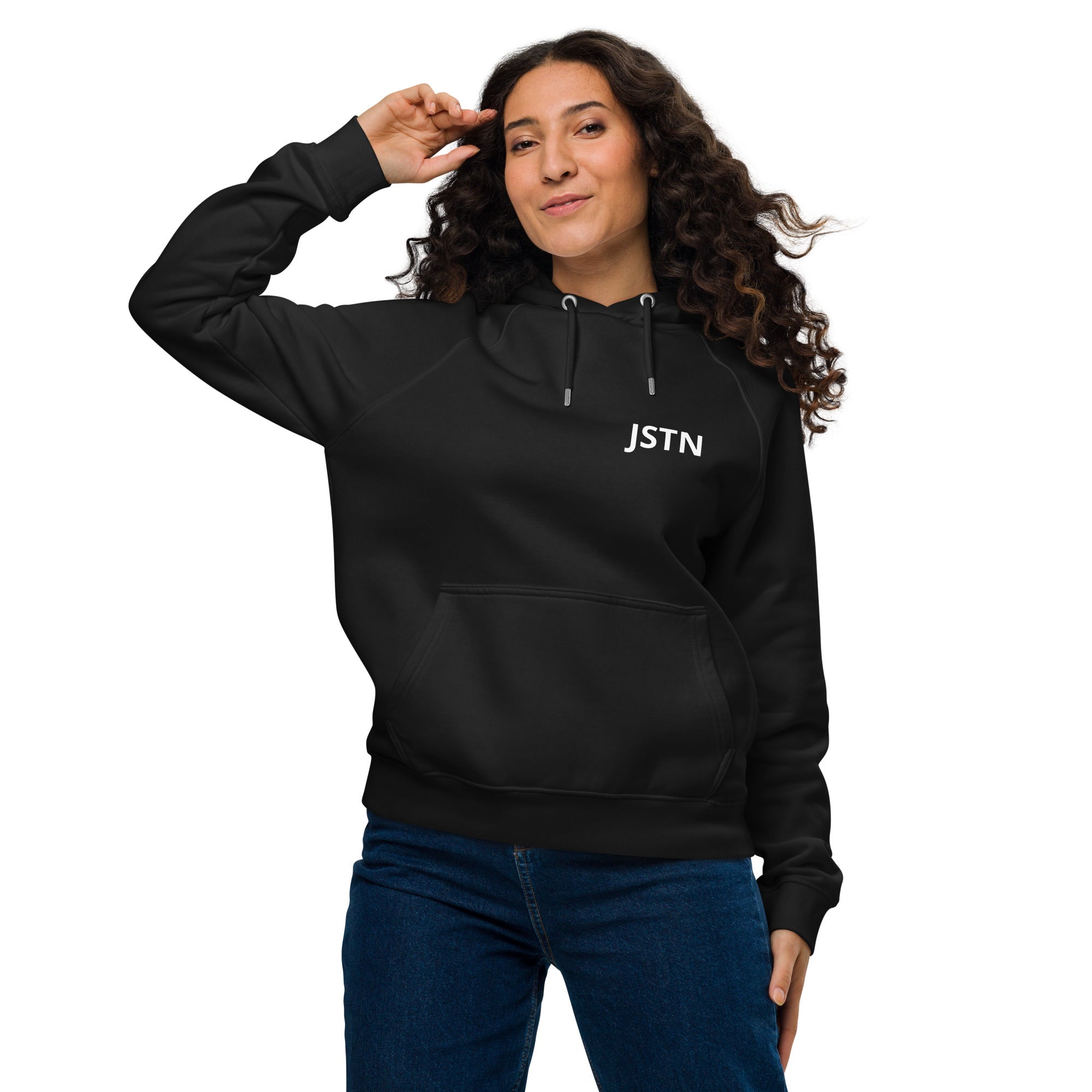 Frau posiert in schwarzem Hoodie mit JSTN Logo auf der Brust