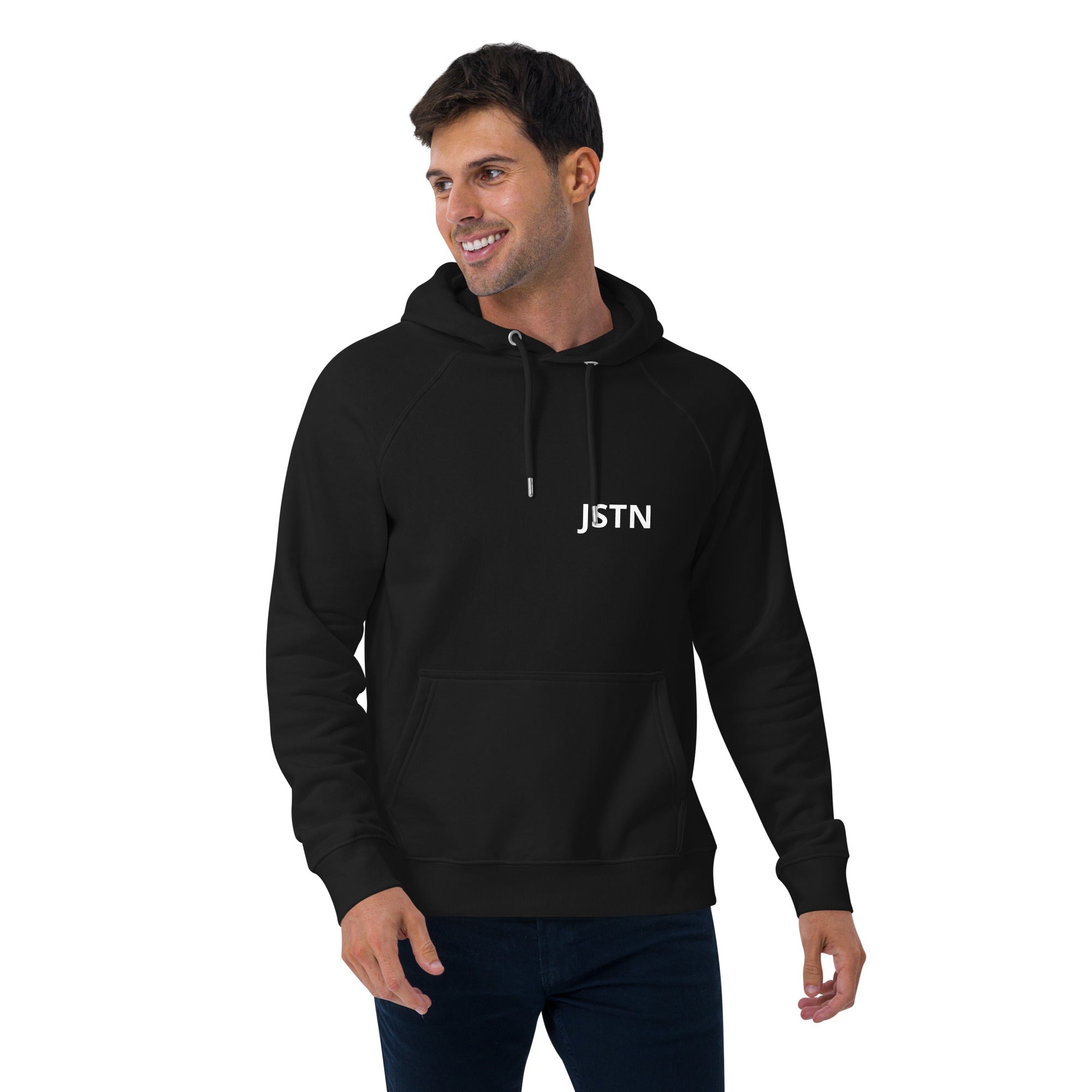 Mann trägt schwarzen Bio-Hoodie, Frontansicht mit JSTN Logo