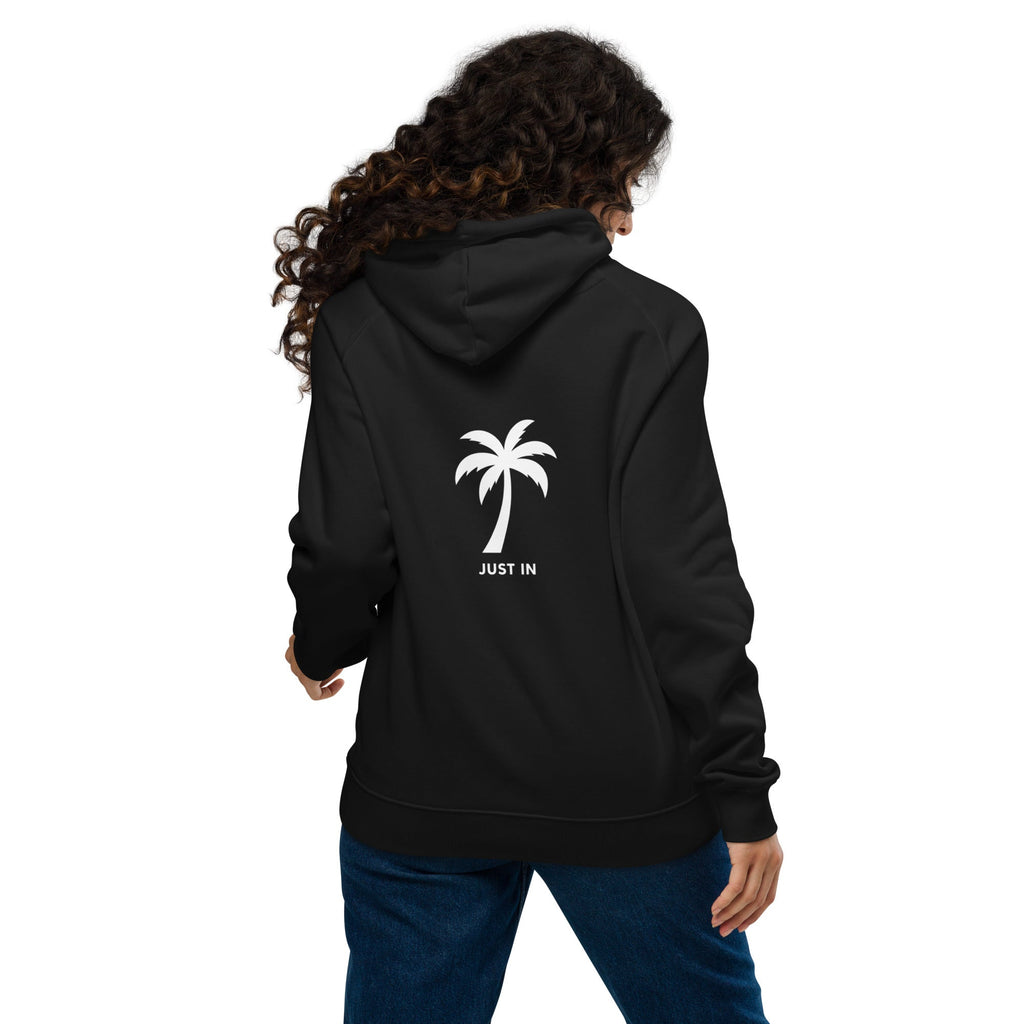 Frau mit lockigem Haar trägt schwarzen Bio-Hoodie, Rückansicht mit Palmenprint