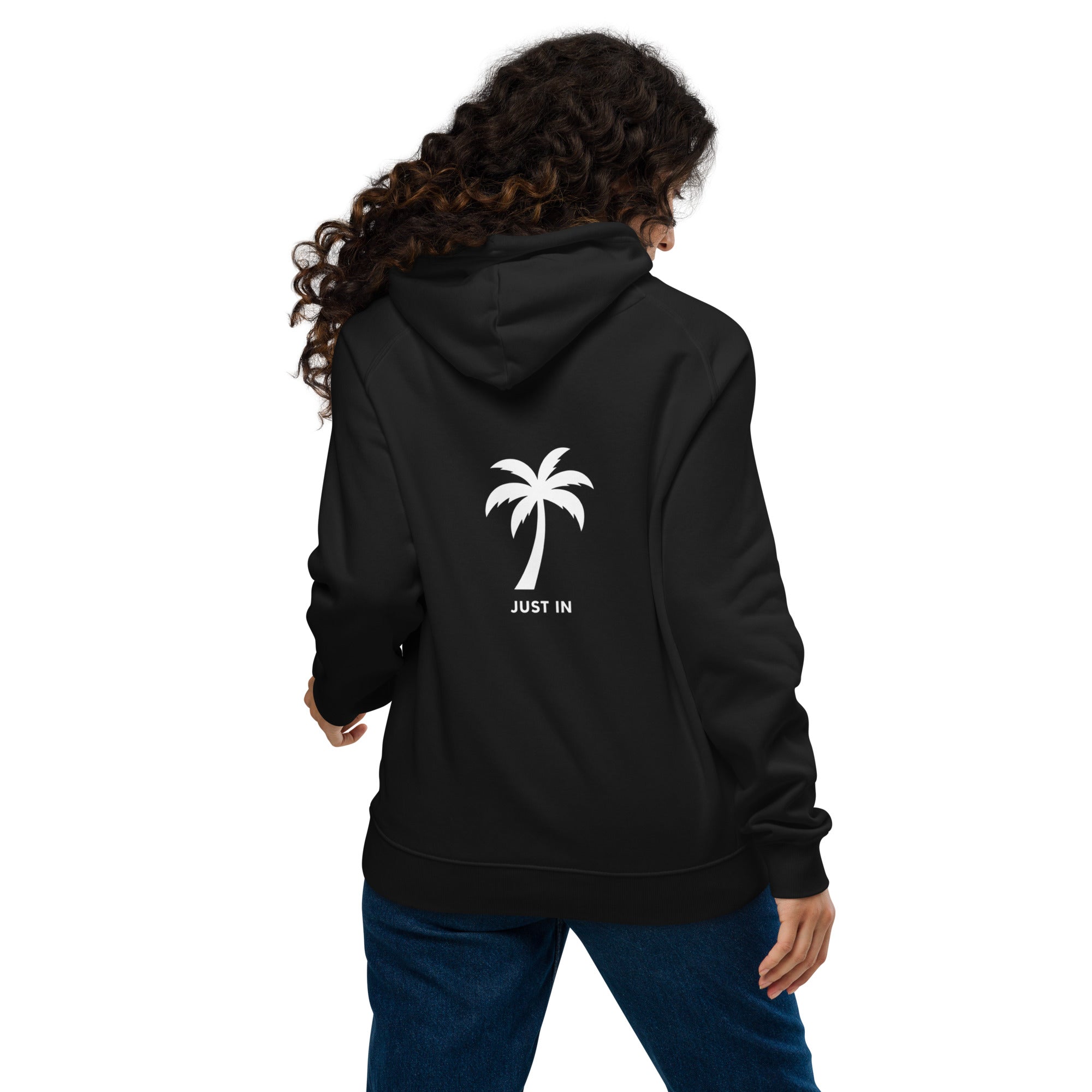 Frau mit lockigem Haar trägt schwarzen Bio-Hoodie, Rückansicht mit Palmenprint