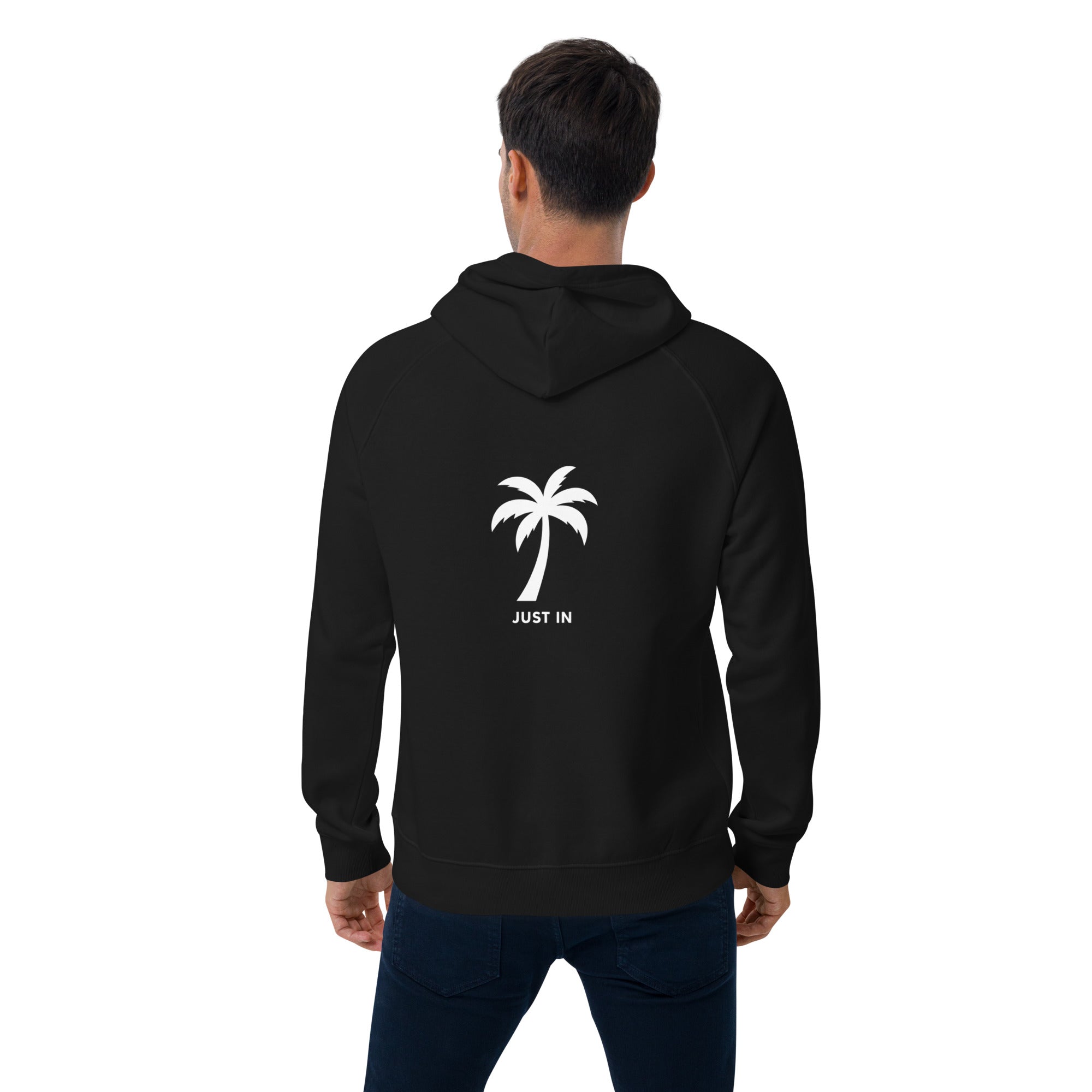 Schwarzer Bio-Hoodie Rückansicht, Modell mit Händen in den Taschen