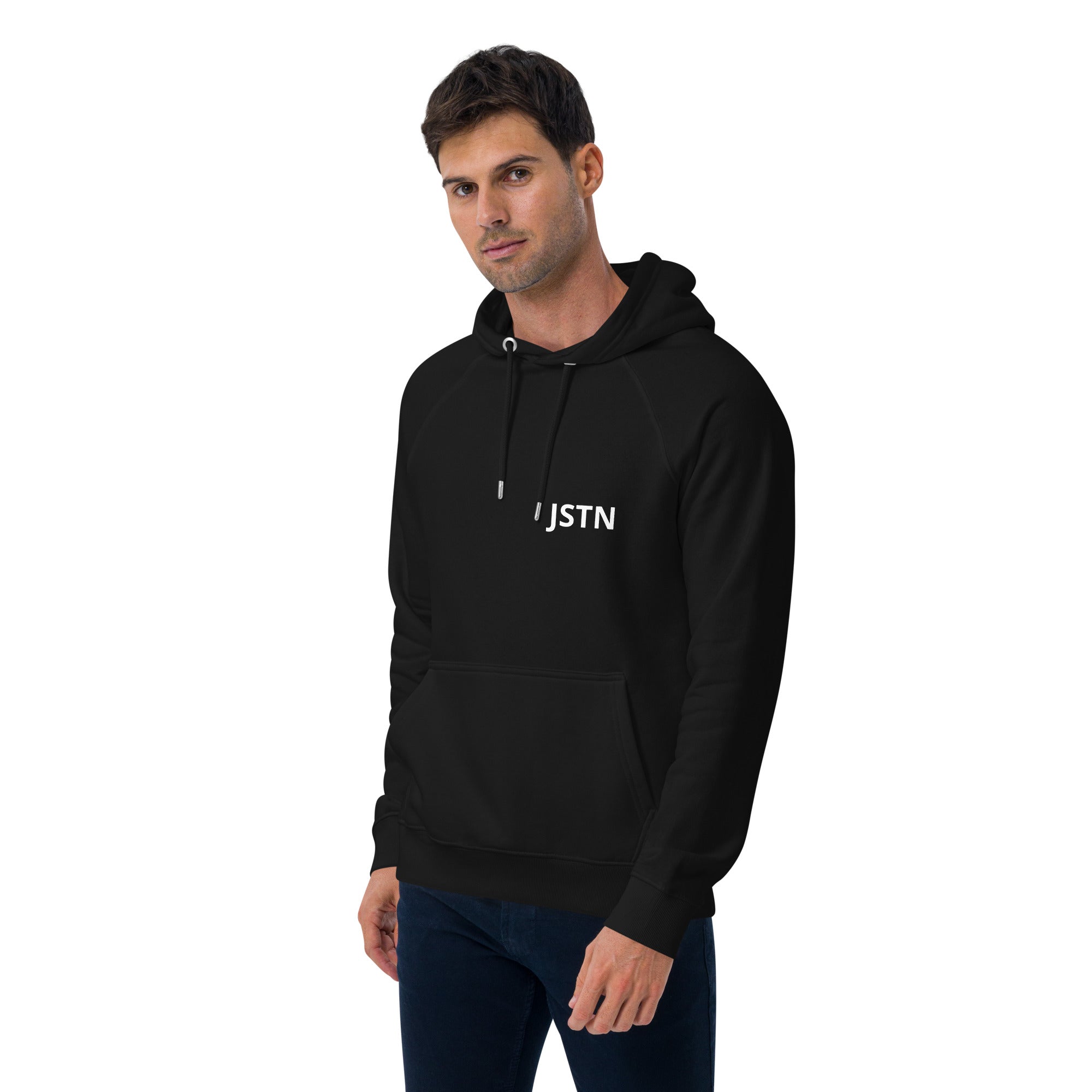 Mann trägt schwarzen JSTN Hoodie, seitliche Frontansicht
