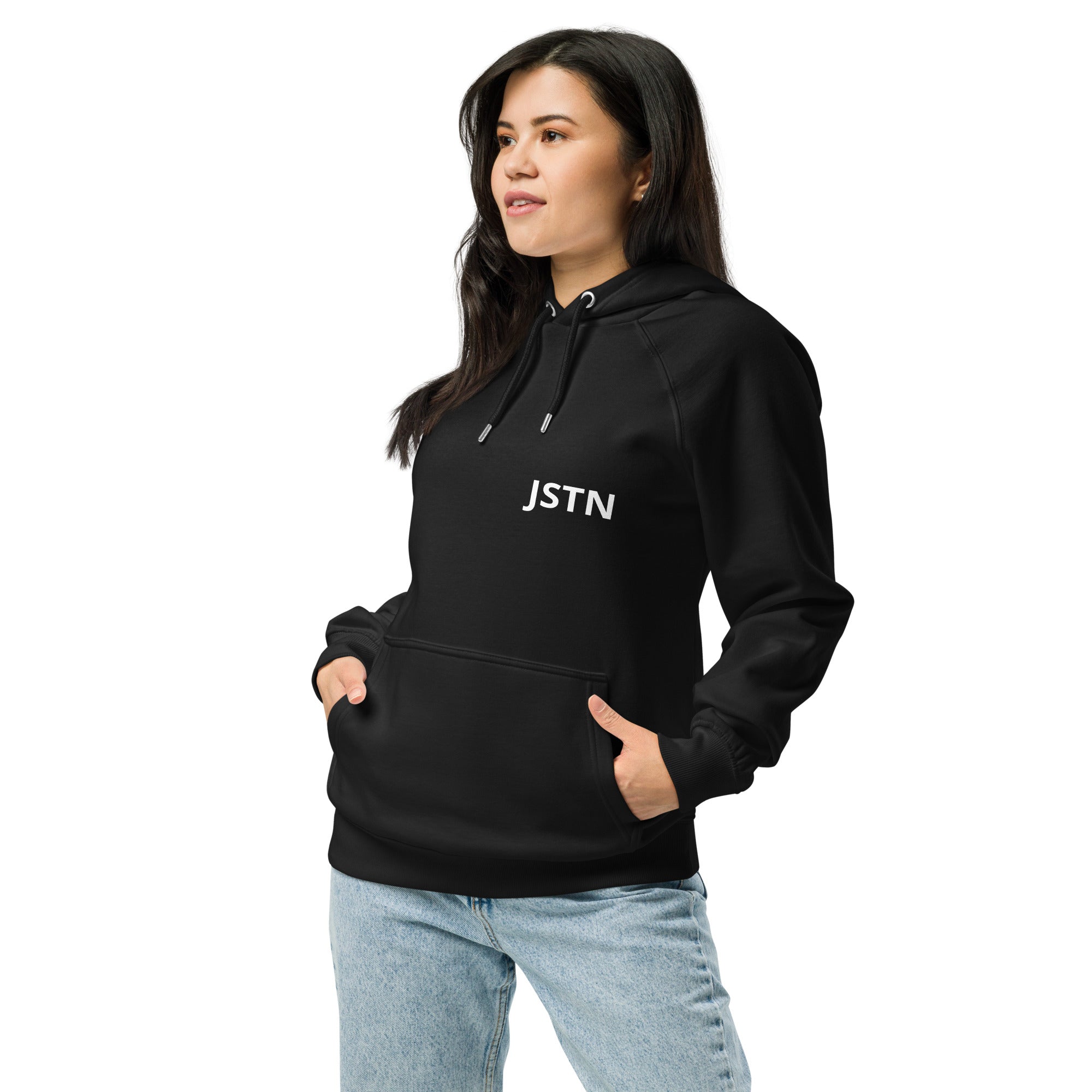 Frau in schwarzem Hoodie, seitliche Ansicht mit JSTN Logo vorne