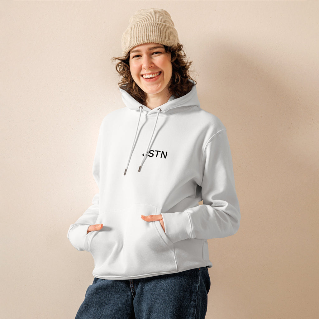 Weißer Bio-Baumwolle Hoodie – lässig getragen mit Beanie