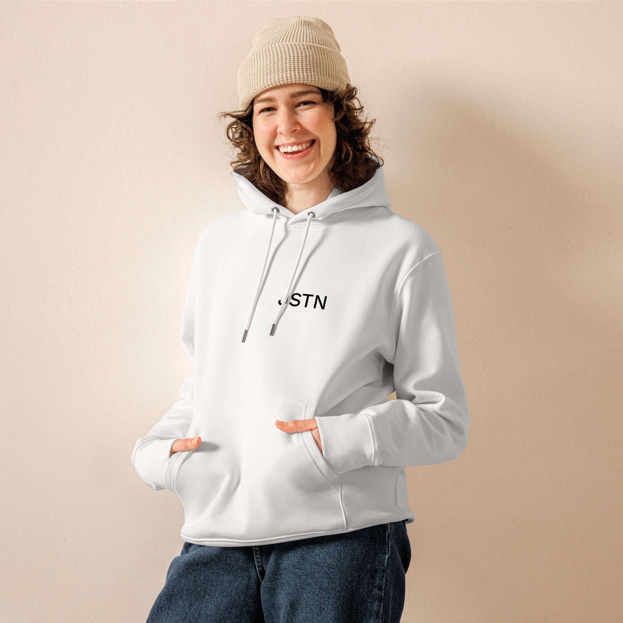 Weißer Bio-Baumwolle Hoodie – lässig getragen mit Beanie
