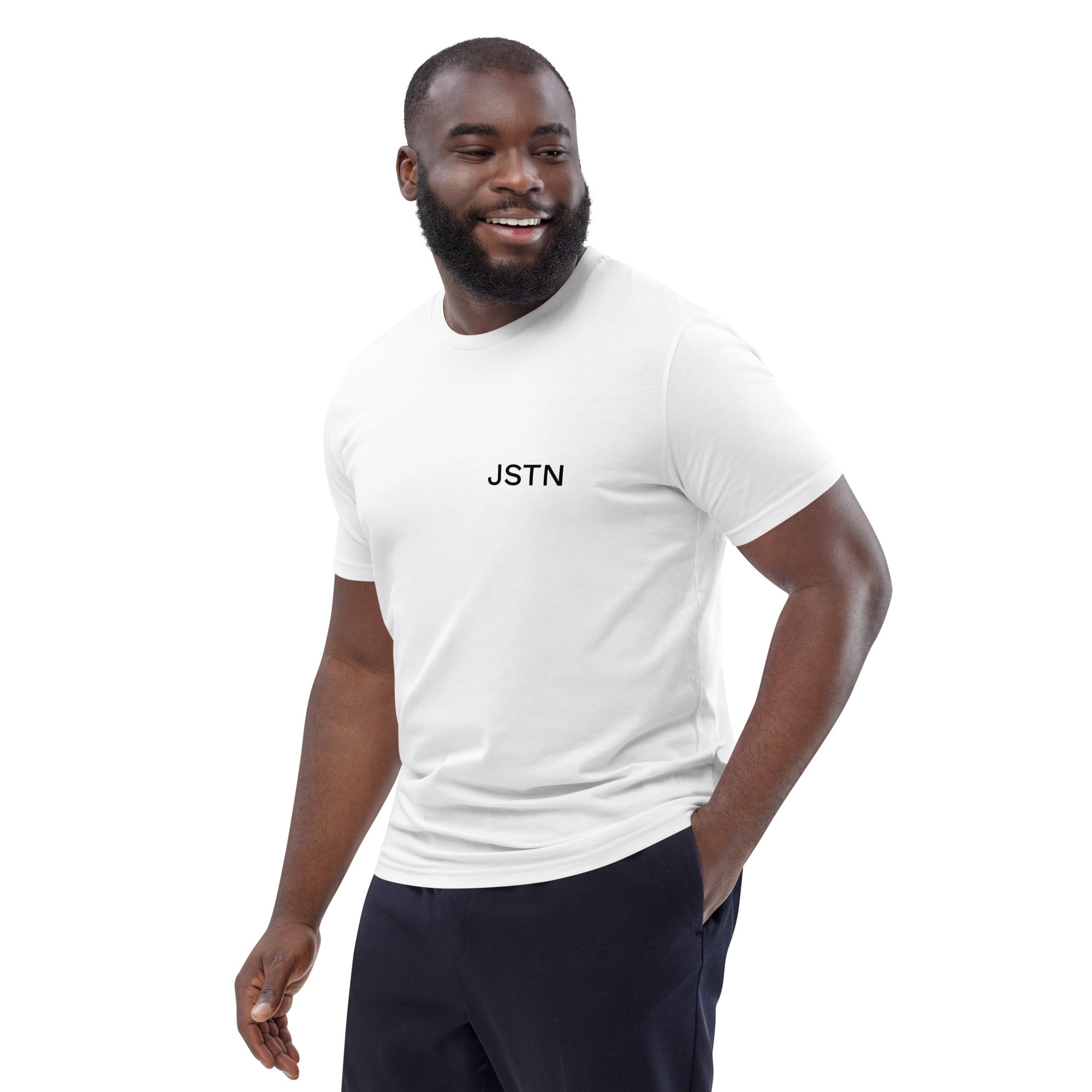 Weißes Bio-T-Shirt – Mann trägt JUST IN Essential Eco Shirt
