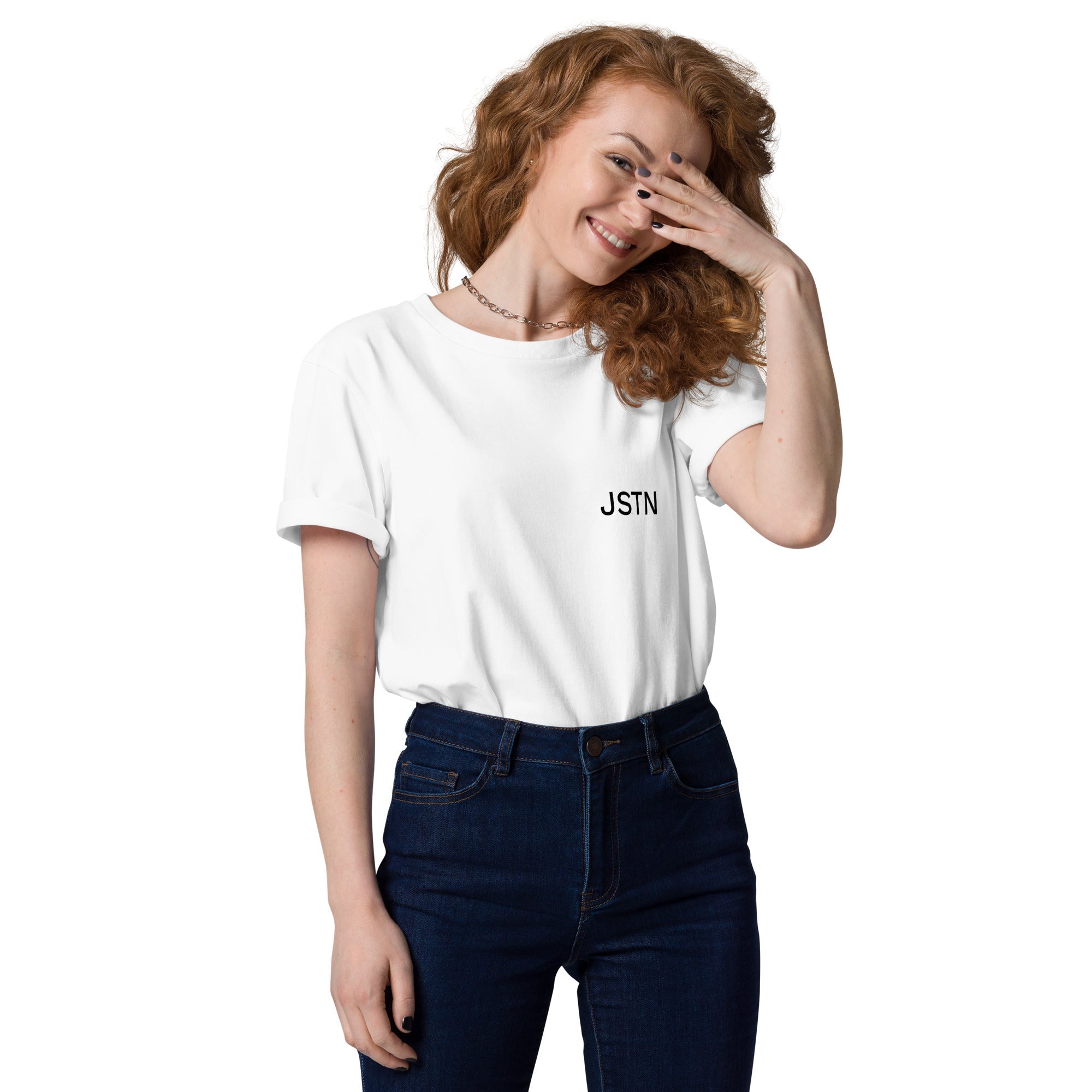 Weißes Bio-Baumwollshirt – Frau trägt JUST IN Essential Shirt