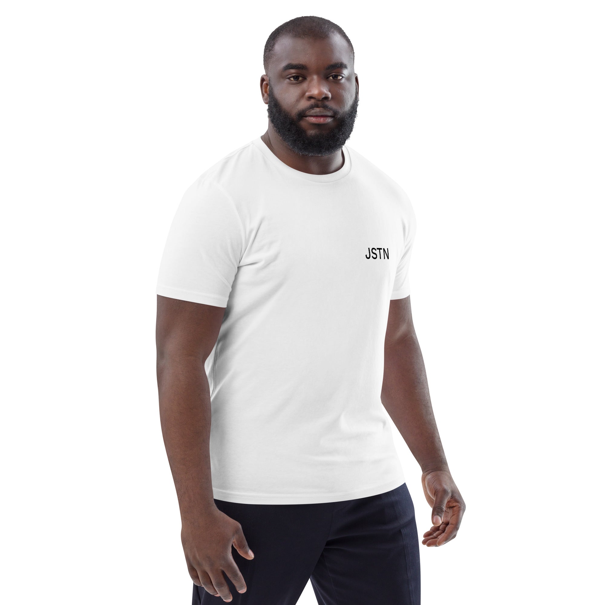 Essential Eco T-Shirt weiß – Modellansicht vorn (JSTN Print)