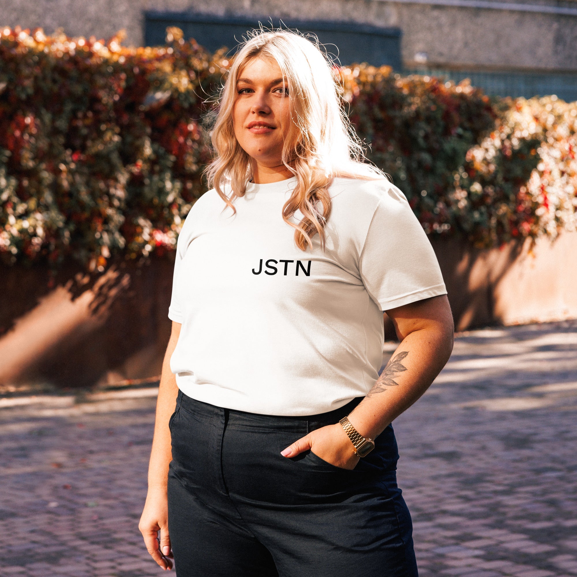 Unisex Bio-Baumwoll T-Shirt in Weiß mit JSTN Logo – Model outdoor Streetwear Look