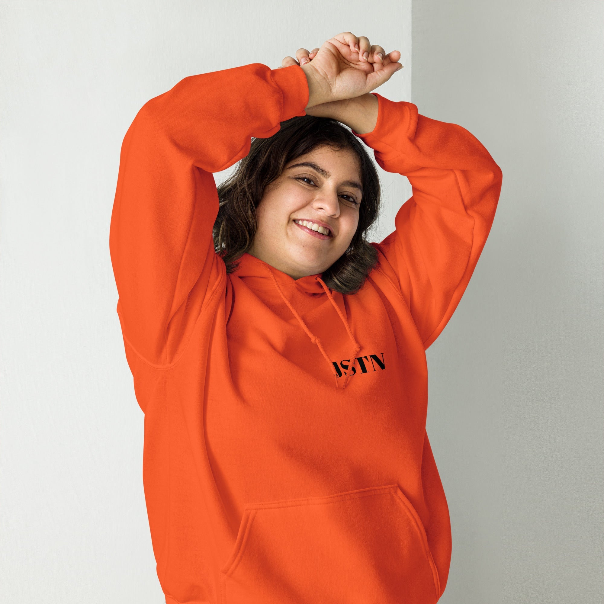 JSTN Hoodie Orange – Nahaufnahme Stoff und Kordelzug