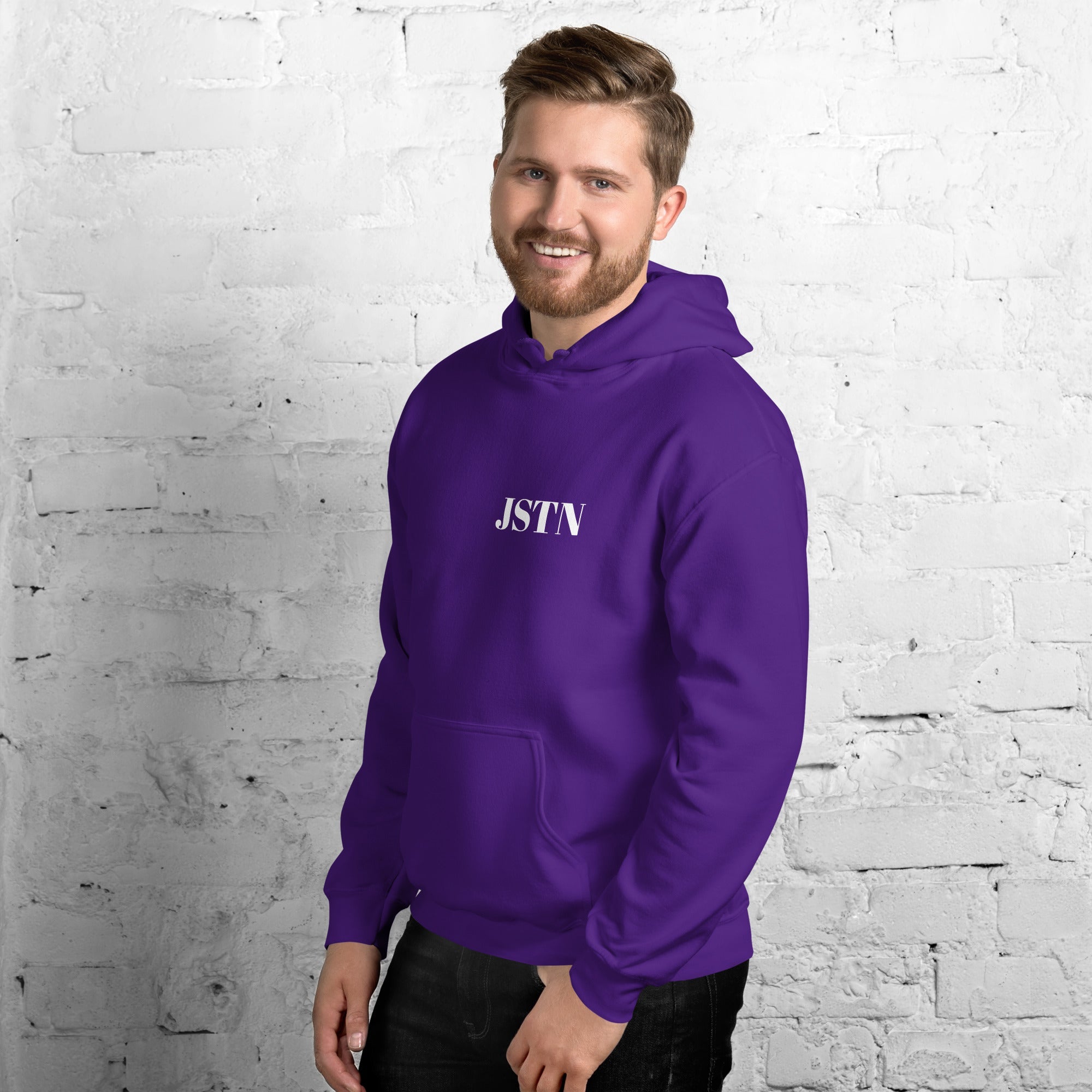JSTN Hoodie lila – Hoodie kombiniert mit schwarzer Jeans